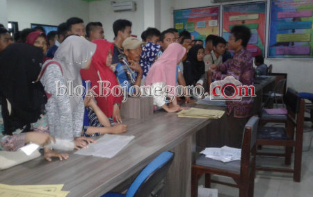 Pengambil e-KTP di Disdukcapil Membludak